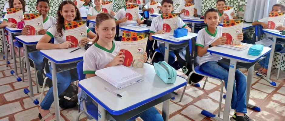 Foto 2 Estudantes Da Escola Presbiteriana De Colinas Recebem Os Livros