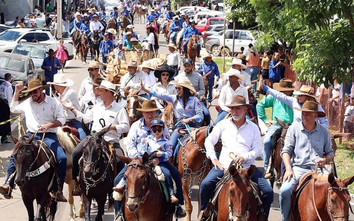 Presidente da Aleto participa da Cavalgada de Colméia; evento é parte da ExpoColméia 2025
