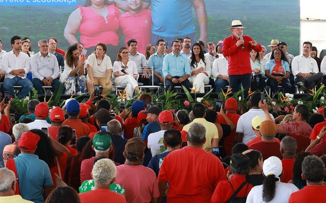 Ao lado de Lula e do governador, Amélio participa da entrega de títulos de terras em Araguatins