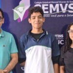 Foto 1 –estevão e a prof larissa e antônio valdemari coordenador de projetos da escola manoel vicente