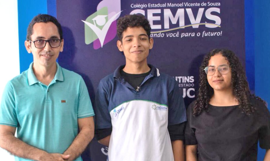 Foto 1 –estevão e a prof larissa e antônio valdemari coordenador de projetos da escola manoel vicente