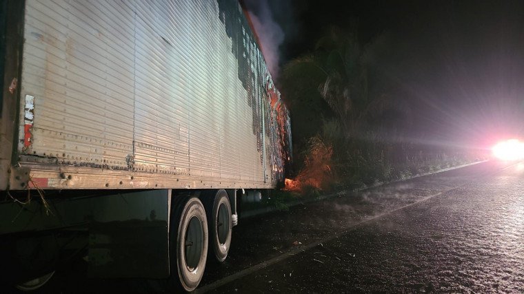 CACHOEIRINHA: Motorista morre carbonizado após caminhão pegar fogo em acidente na BR-230
