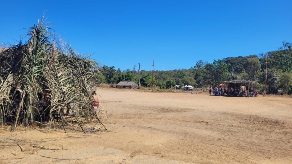 Foto 4 homens e mulheres se separam em duas casas wara durante a festa cultural dasipe dasipruma ha credito dalvanilde serra governo do tocantins6558434430491396697.jpg