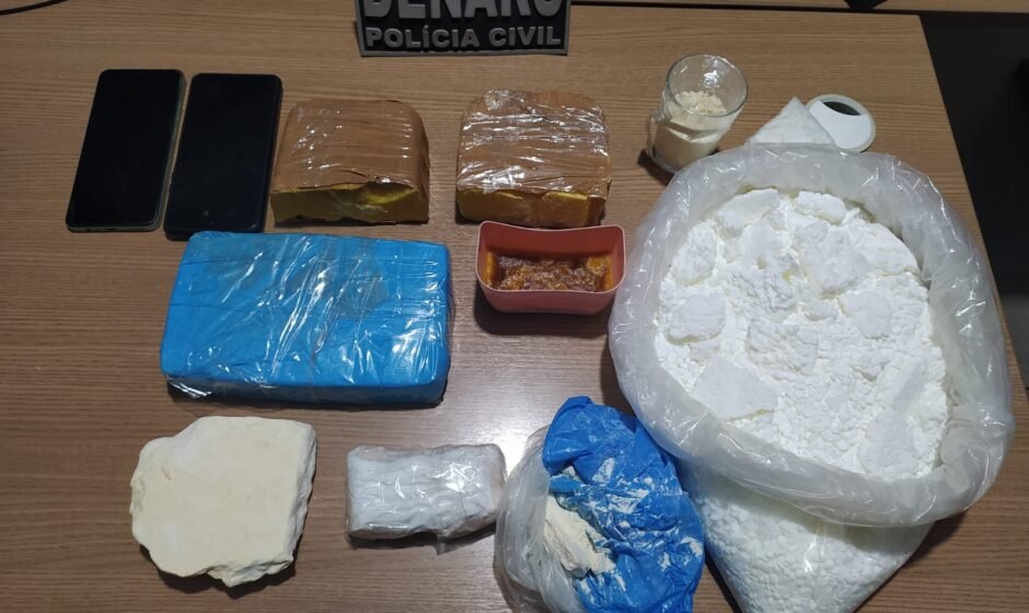 Drogas foram encontradas por agentes da denarc durante cumprimento de mandado de buscas (1)
