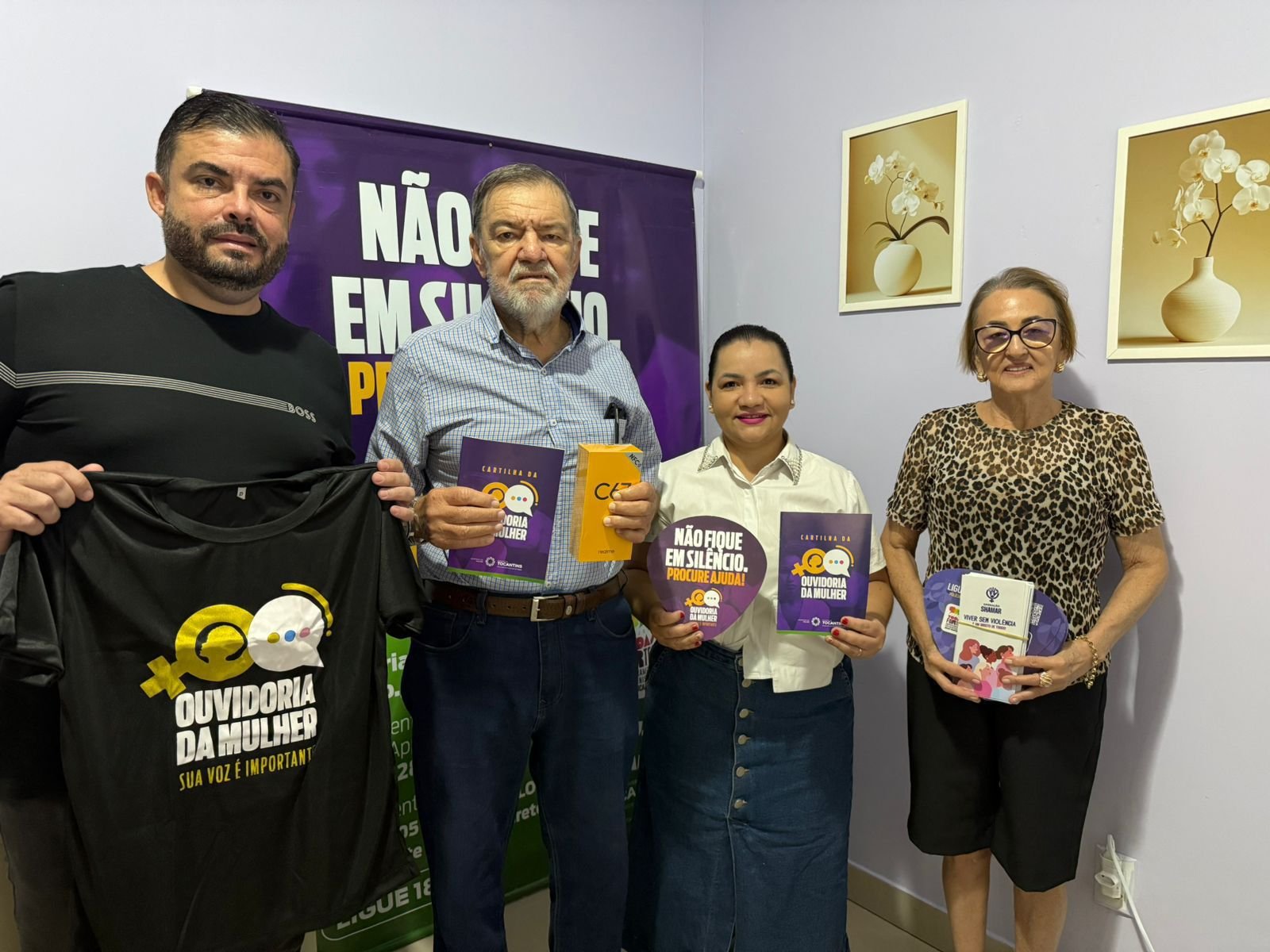 A Secretaria Municipal da Mulher de Augustinópolis recebe celular e kit para fortalecimento do atendimento