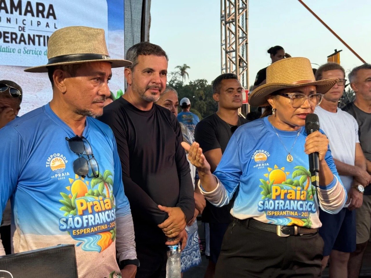 Deputado Wiston Gomes participa da abertura da temporada de Praia 2025 em Esperantina e entrega kits para barqueiros