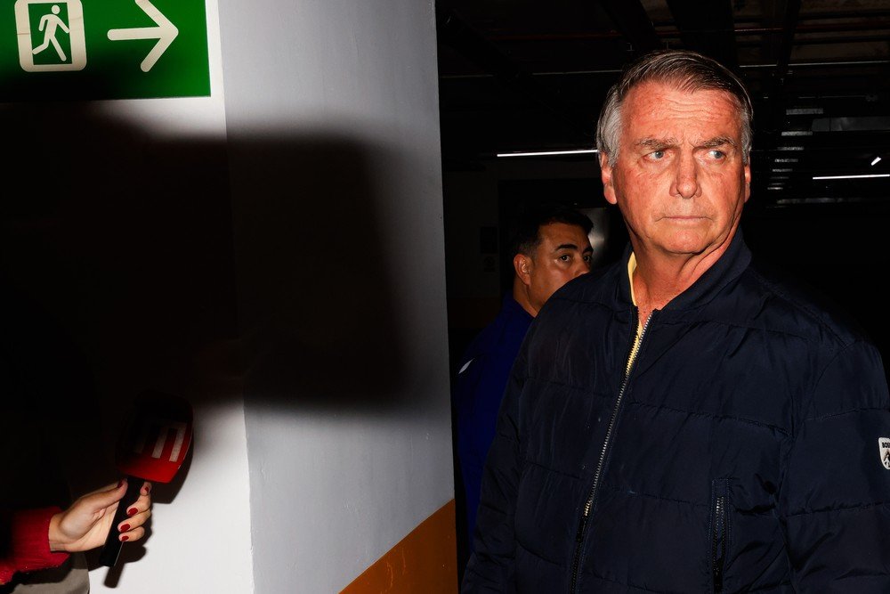 Moraes decreta prisão domiciliar de Jair Bolsonaro; PF apreende um celular do ex-presidente