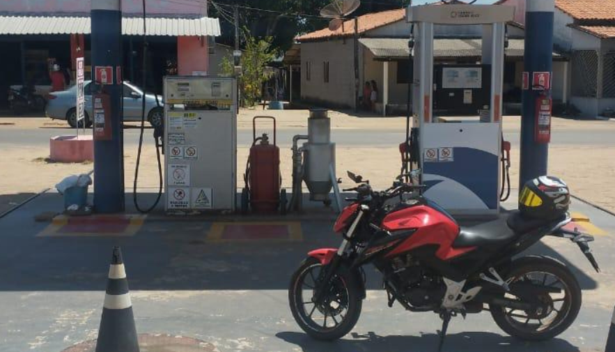 Polícias Civil e Militar identificam autores de assalto a posto de combustível em Praia Norte; um suspeito é preso e outro morre em acidente
