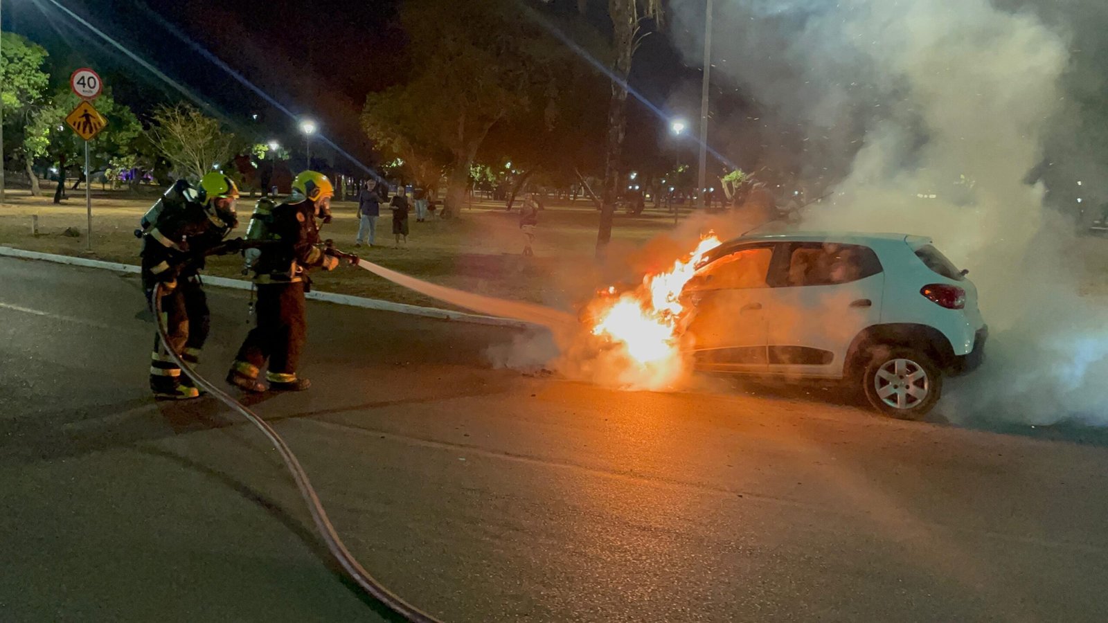 Incêndio veicular é controlado por equipes do Corpo de Bombeiros Militar em Palmas