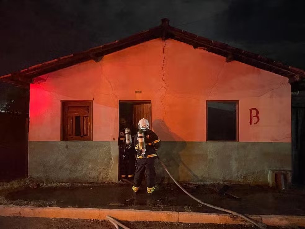 ARAGUATINS: Corpo é encontrado carbonizado embaixo de entulhos após incêndio em casa