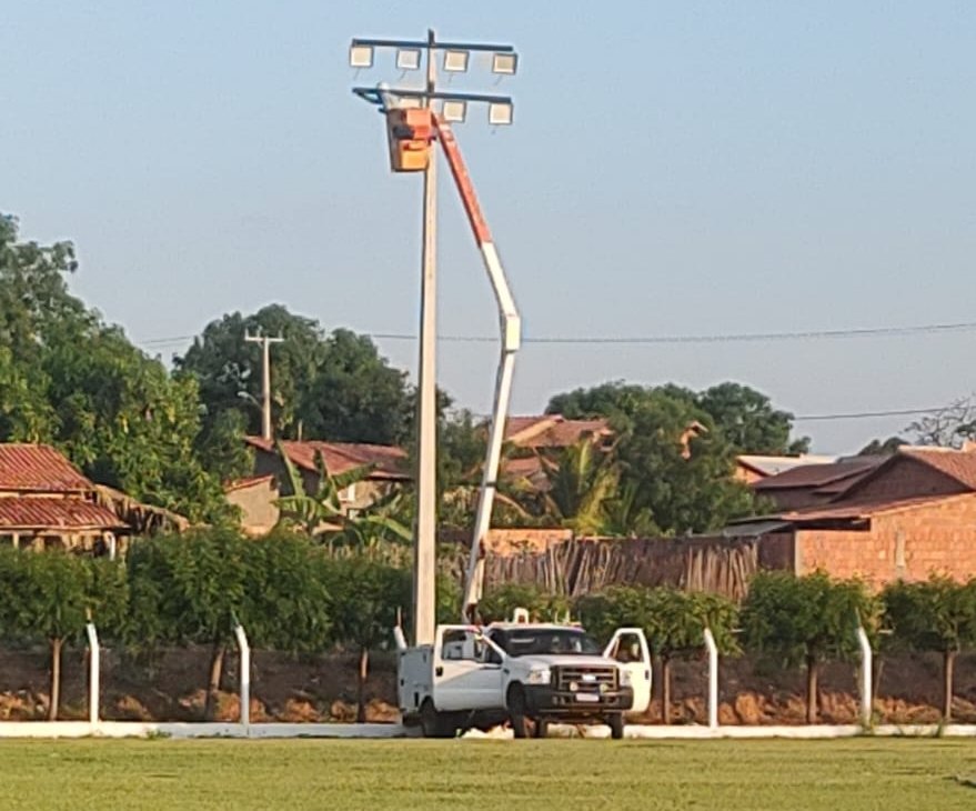 PRAIA NORTE: Prefeita Bruna Inicia Instalação de Iluminação no Estádio Municipal: “Uma Conquista para os Atletas
