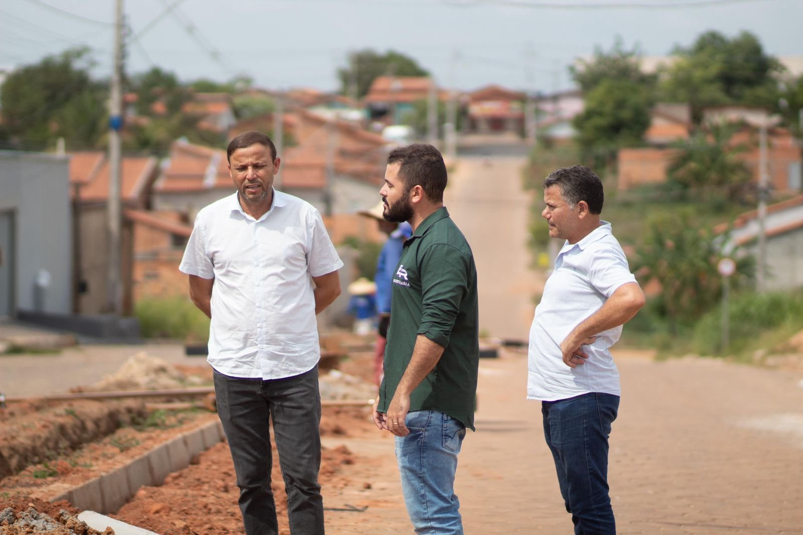 Prefeito Roni Teodoro e engenheiro Ênio Rocha visitam obras em andamento no Portal do Lago, Novo Horizonte e Itaúba