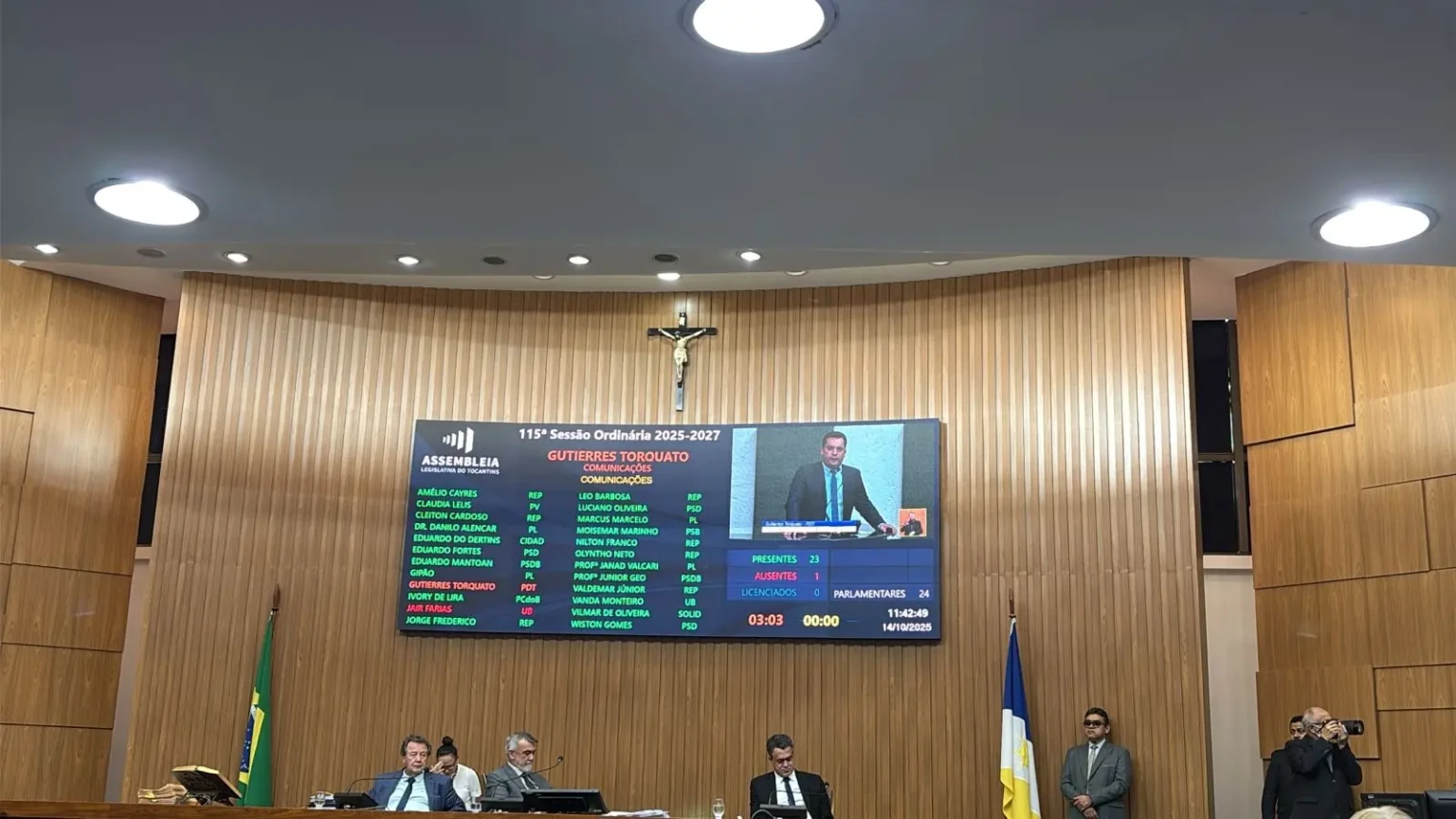 Deputados deixam plenário e Amélio Cayres precisa interromper sessão duas vezes