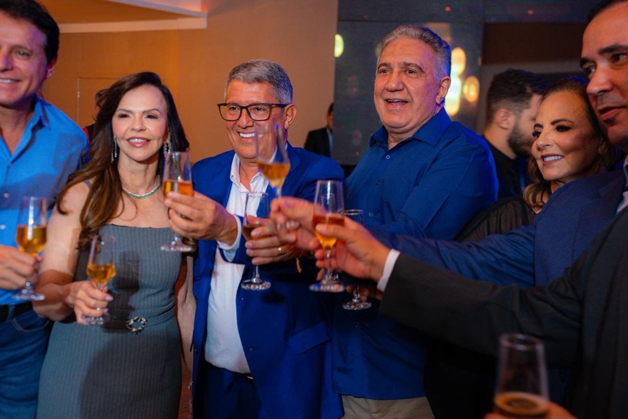 No baile da ATM, Laurez Moreira defende desenvolvimento dos municípios e afirma governar acima de diferenças políticas