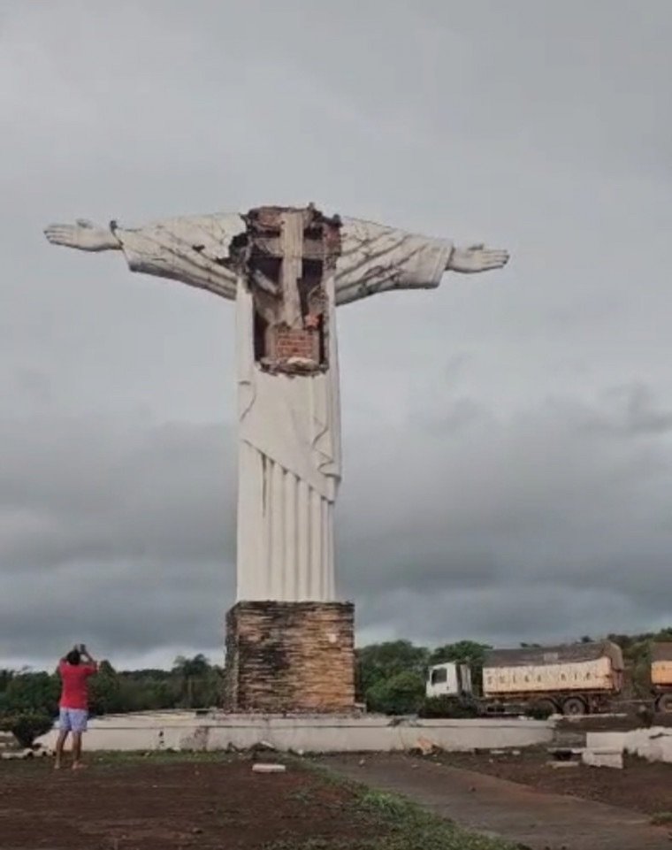 XAMBIOÁ: Parte do Cristo Redentor desaba no dia da visita do ministro dos Transportes