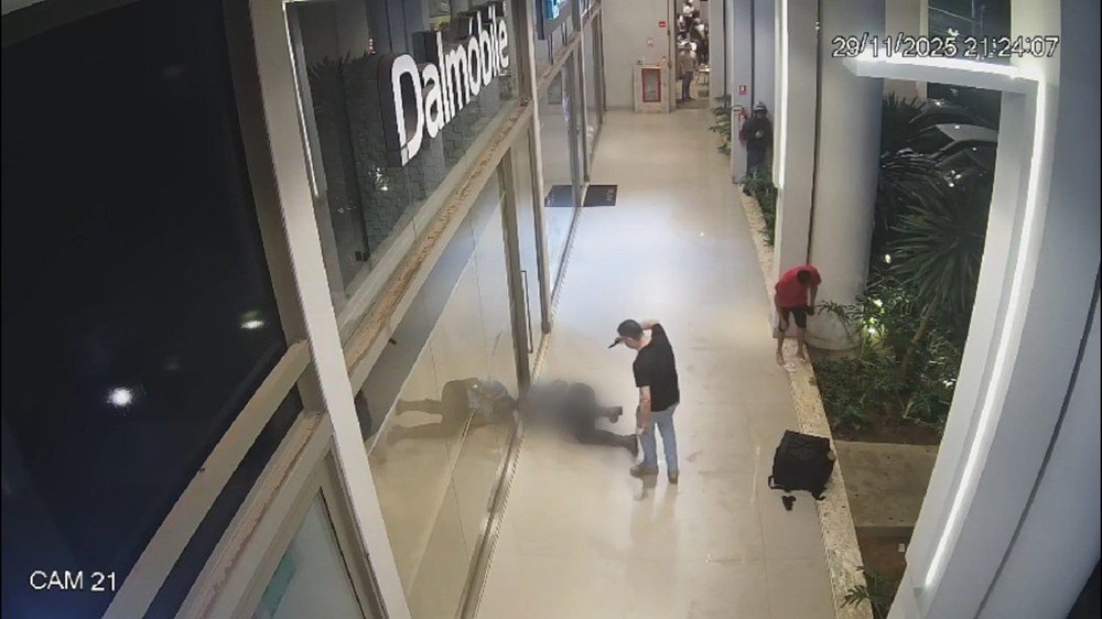 Vídeo mostra dono de veículo de luxo atirando em vigilante durante discussão em shopping no Tocantins