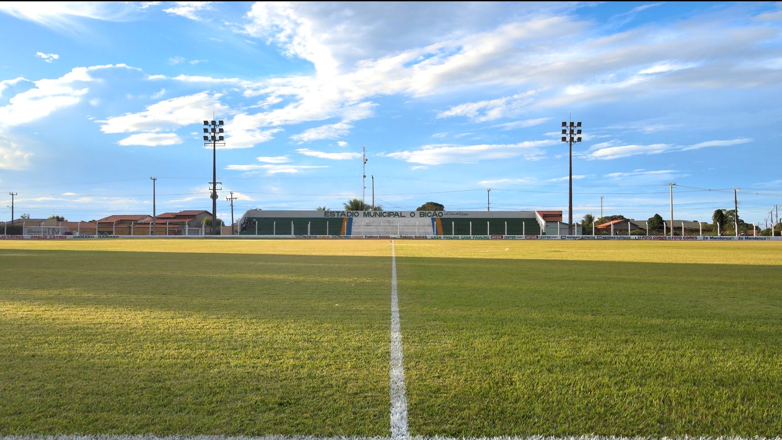 Prefeitura de Augustinópolis realiza revitalização inédita no gramado do Estádio Municipal Bicão